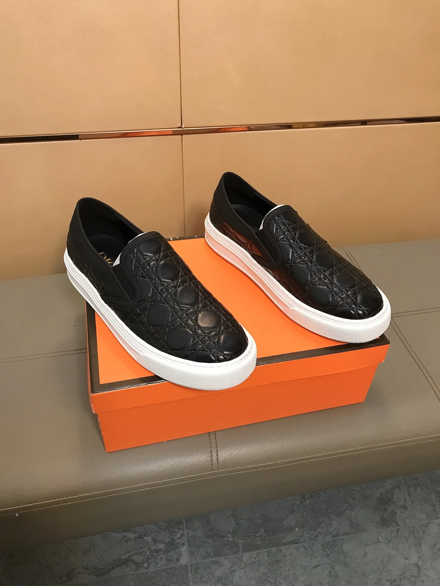 Factory price 400 🔥🔥 (Dior) new men's casual sports shoes 👣 Full of charm, luxury style gentleman's shoes Upper: Made of embossed cowhide imported from Italy, breathable leather lining. Brand wear-resistant soles; with classic logo💋The whole pair of shoes is fashionable and casual without losing high-end style🎈🎈Size: 39-44 (45.46 can be customized)
